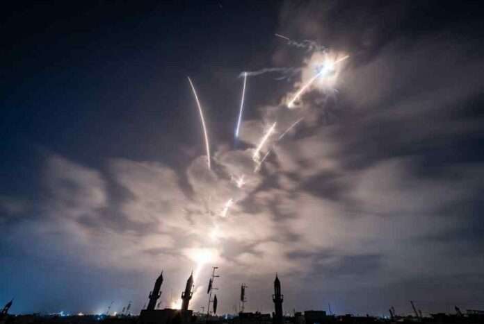 100 giorni dopo Israele bombarda Beirut, l'Iran risponde e Trump conta i like