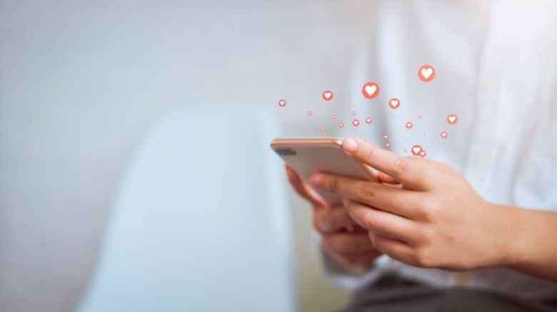 Amore e social network: la riduzione del sentimento