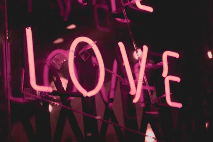Amore e social network: la riduzione del sentimento