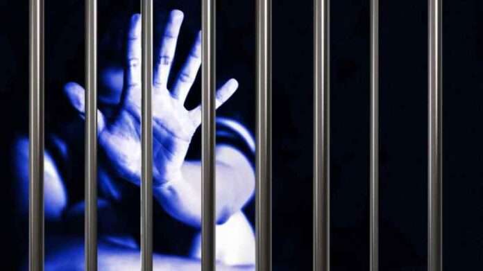 Amra, detenuta in attesa di processo, costretta a partorire in cella senza ostetrica e medico