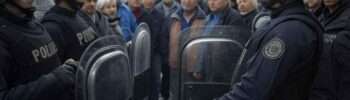 Bastonati e traditi la repressione dei pensionati argentini sotto il governo Milei