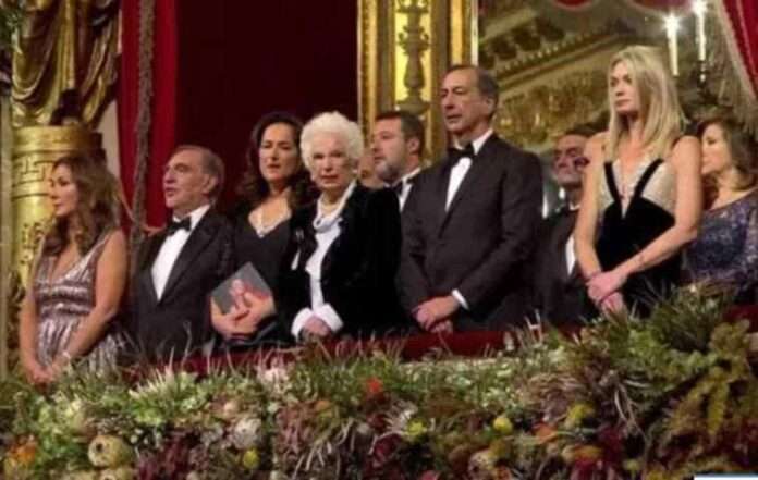 Cabaret alla Scala, il popolo che ha pagato 3000 euro a biglietto omaggia la Segre e l'antifascismo