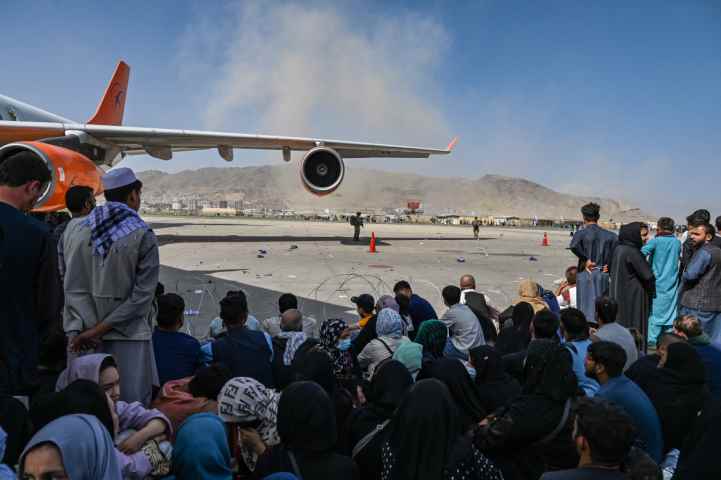 Caos e terrore: kamikaze colpiscono aeroporto di Kabul. Almeno 13 morti