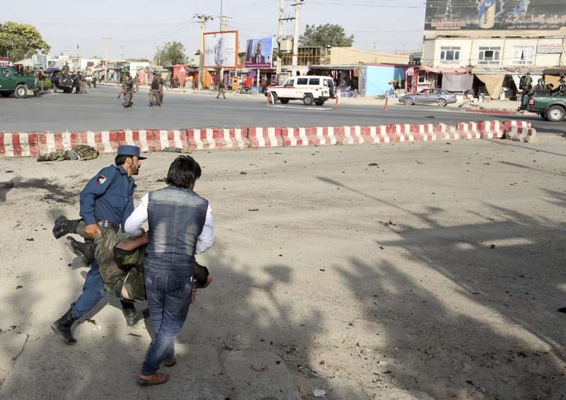 Caos e terrore: kamikaze colpiscono aeroporto di Kabul. Almeno 13 morti