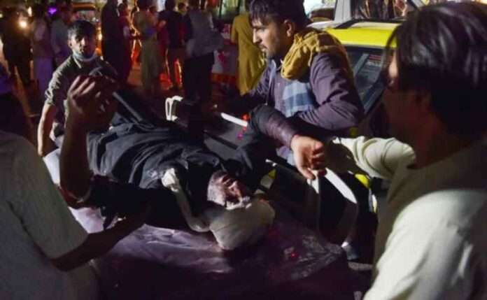 Caos e terrore: kamikaze colpiscono aeroporto di Kabul. Almeno 13 morti