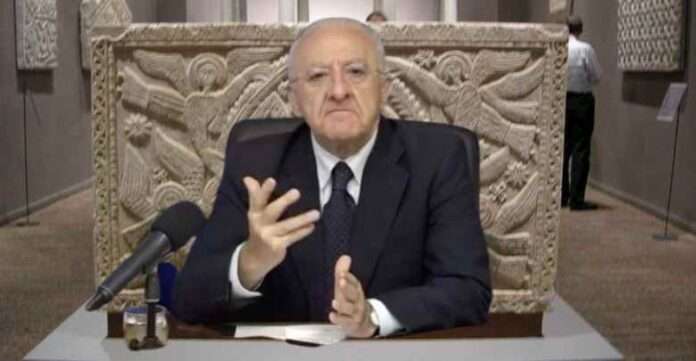 De Luca: Draghi come Cristo che fa i colloqui con i cespugli