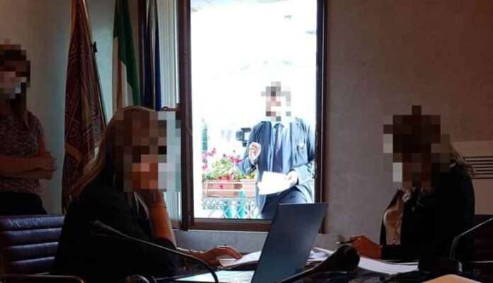 Dirigente Regione Veneto lavora dalla finestra perché non ha il Green Pass