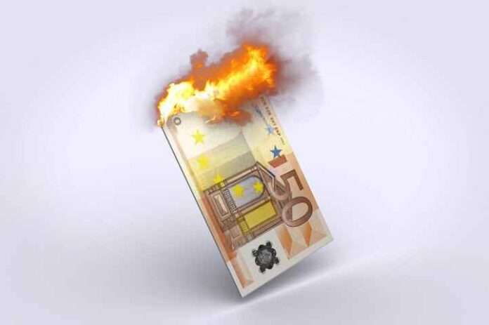 Emergenza bollette, nel 2021 record di aumenti: gas +540% ed energia +510%