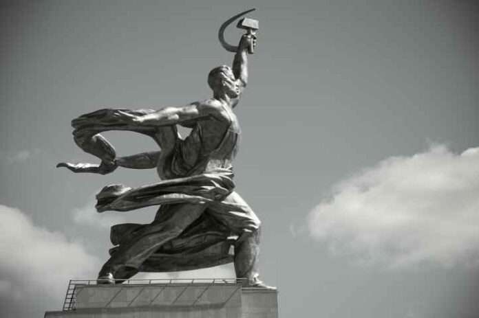 Il 7 Novembre 1917 ricominciò il futuro