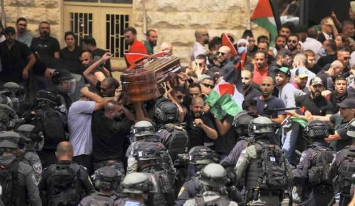 Indegno assalto di Israele al funerale di Shireen Abu Akleh