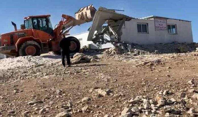 Israele demolisce una scuola elementare palestinese durante le lezioni  