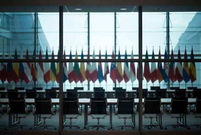 L'Europa dei muri compatta solo contro i più deboli