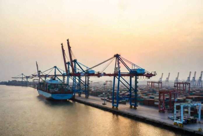 La Cina vola a un semestre record mentre l'Occidente si perde in dazi e sanzioni