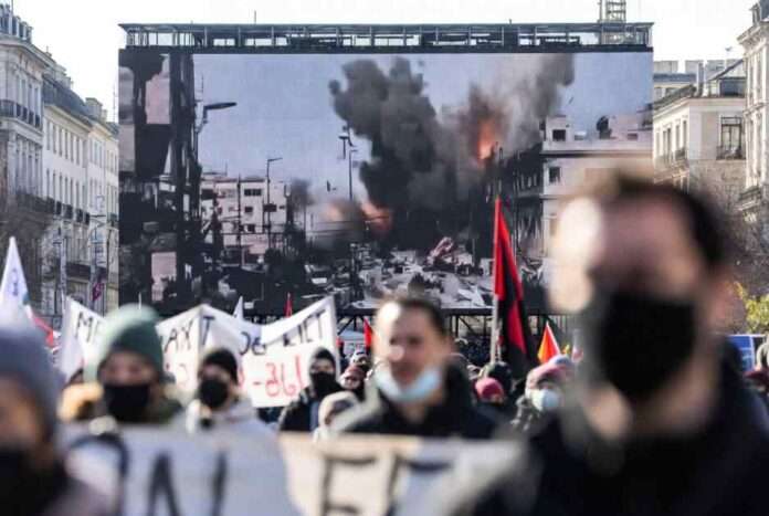 La sinistra radicale light, utile idiota delle guerre che denuncia