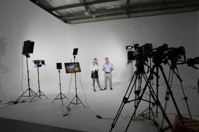 La tv dei buoni e cattivi contro il virus