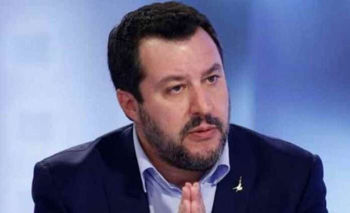 La variante Salvini ritrova la pacchia degli sbarchi: 'stop migranti o via dal governo'