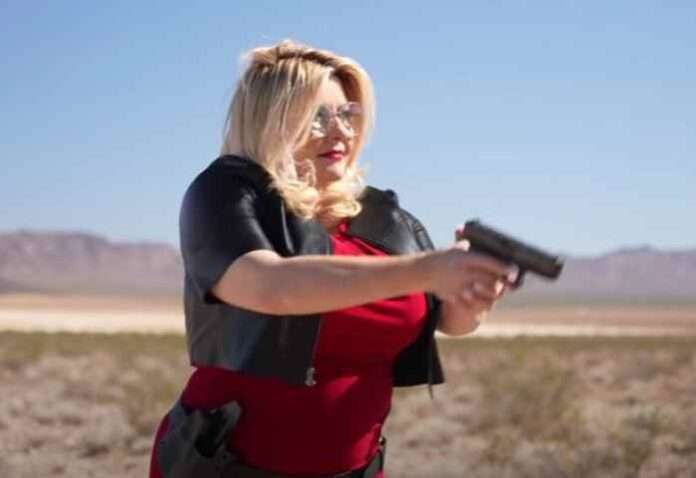 L'assurdo spot di Michele Fiore, la trumpiana di ferro tutta casa e pistole (video)