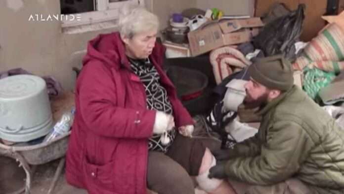 Mariupol, la trana scelta di La7 che trasmette immagini dove i civili accusano i militari ucraini (video)