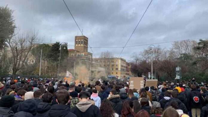 Migliaia di studenti in piazza contro il Governo: chi li ascolta?