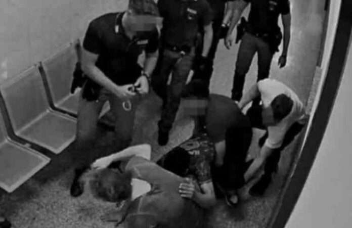 Milano, ventenne tunisino picchiato in questura. Otto poliziotti indagati grazie alle telecamere