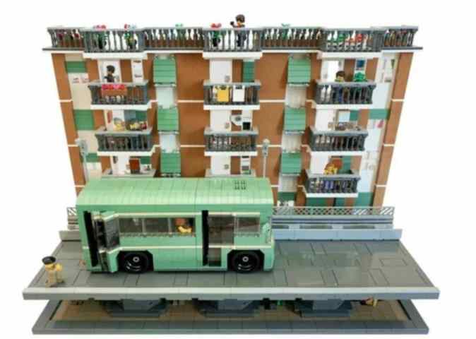 Prendo l'autobus al volo! Un fan designer trasforma Fantozzi in Lego