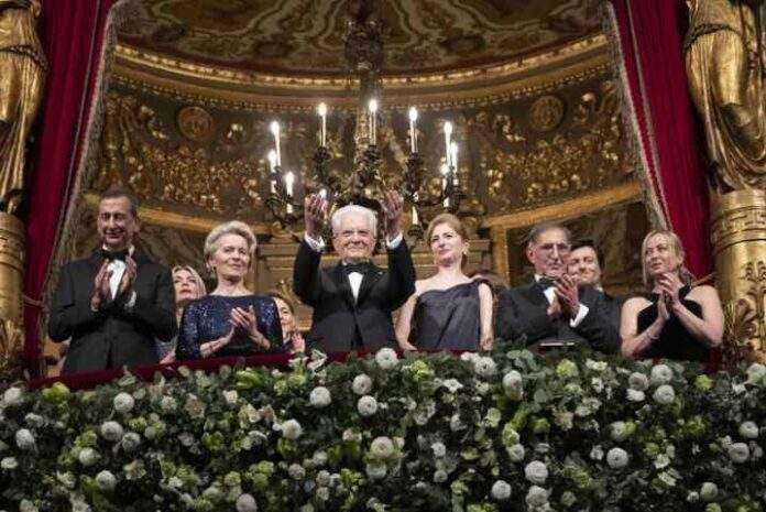 Pyongyang Italia la Prima alla Scala, il popolo che ha pagato 3000 euro a biglietto festeggia il bis di Mattarella