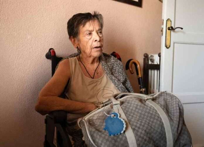 Spagna sfrattano un'anziana di 87 anni con 50 agenti, mentre la politica si scarica le colpe