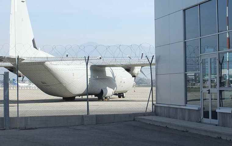 USB denuncia: dall’aeroporto di Pisa armi all’Ucraina mascherate da “aiuti umanitari”