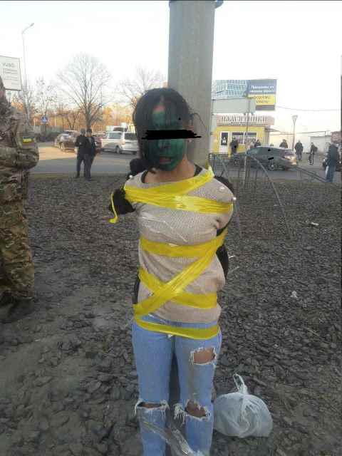 Ucraina, donne e bambini affamati sorpresi a rubare uccisi o legati ai pali