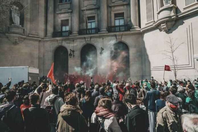 Una breve nota di realtà sull'infame guerriglia a Roma