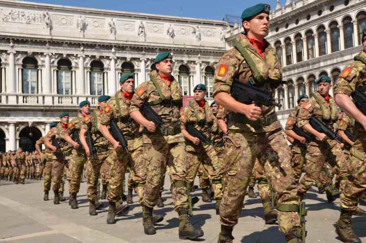 Venezia, 3 militari italiani denunciati per rapina a un ambulante bengalese