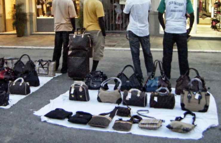 Venezia, 3 militari italiani denunciati per rapina a un ambulante bengalese