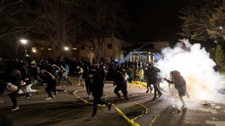 Ancora Minneapolis: polizia spara alle spalle a 20enne nero, scoppia rivolta