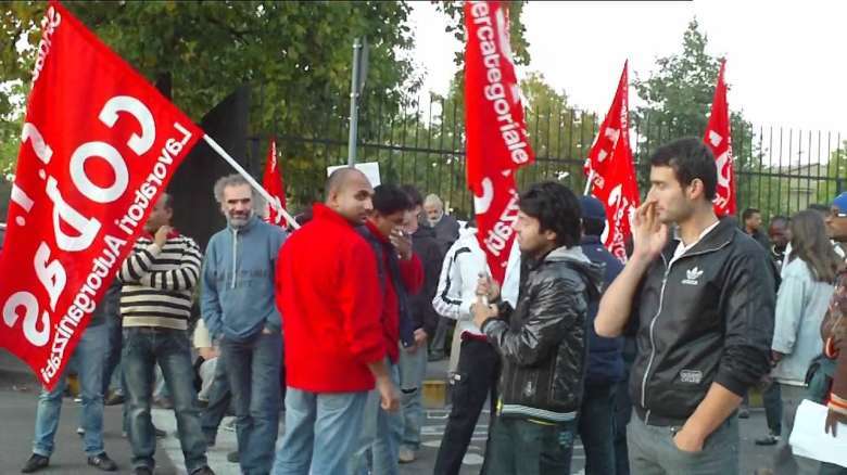 Camion forza blocco di lavoratori e investe sindacalista: morto 35enne delegato Cobas