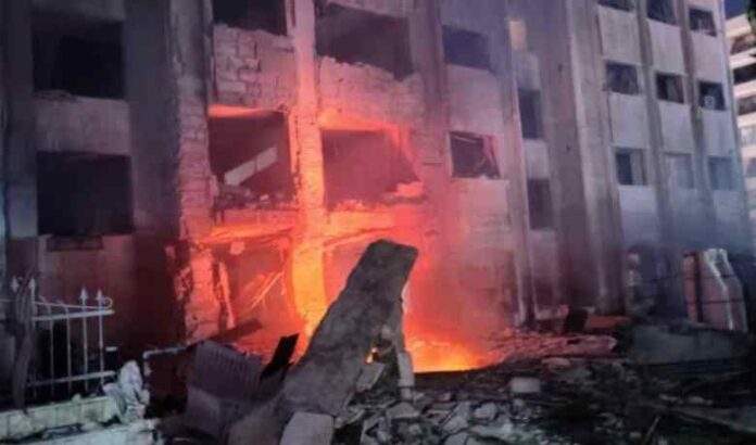 Israele bombarda Damasco, colpito un condominio: almeno 15 morti