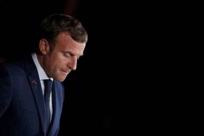 Emmanuel Macron in picchiata, salvato dal Covid