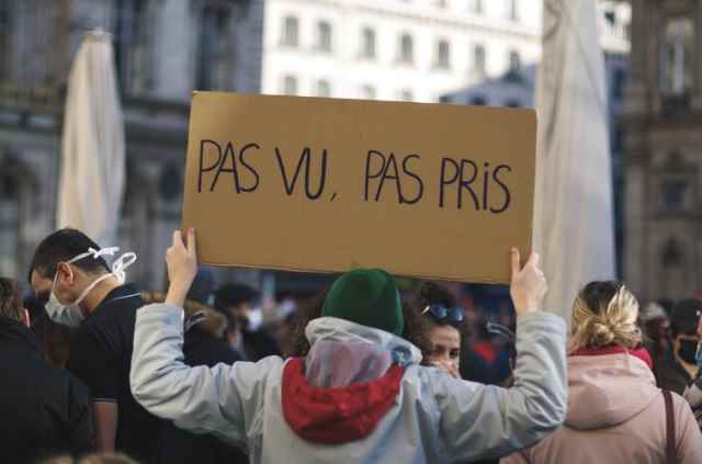 Emmanuel Macron in picchiata, salvato dal Covid