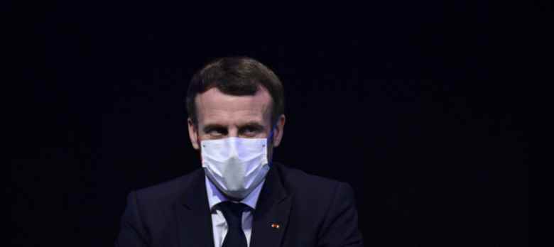 Emmanuel Macron in picchiata, salvato dal Covid