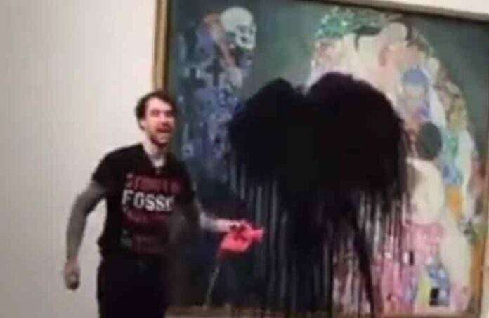 Attivisti gettano liquido nero su 'Morte e vita' di Klimt