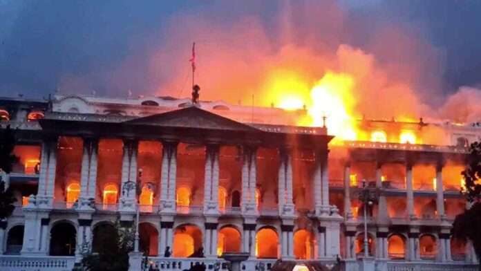 Nepal, Kathmandu in fiamme: la caduta del governo Oli