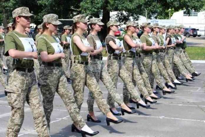 Ucraina: soldatesse con i tacchi alla parata, scoppia la polemica