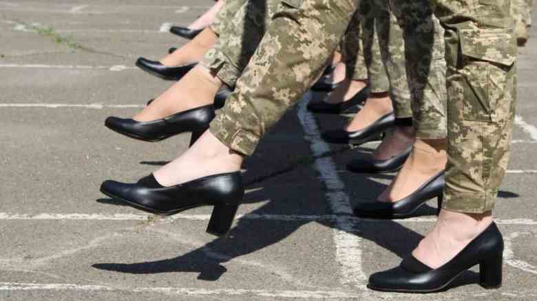 Ucraina: soldatesse con i tacchi alla parata, scoppia la polemica
